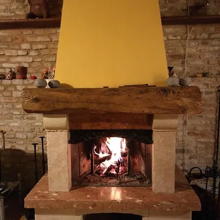 Il Nido Della Rondine, Nel Borgo Medievale Cartoceto